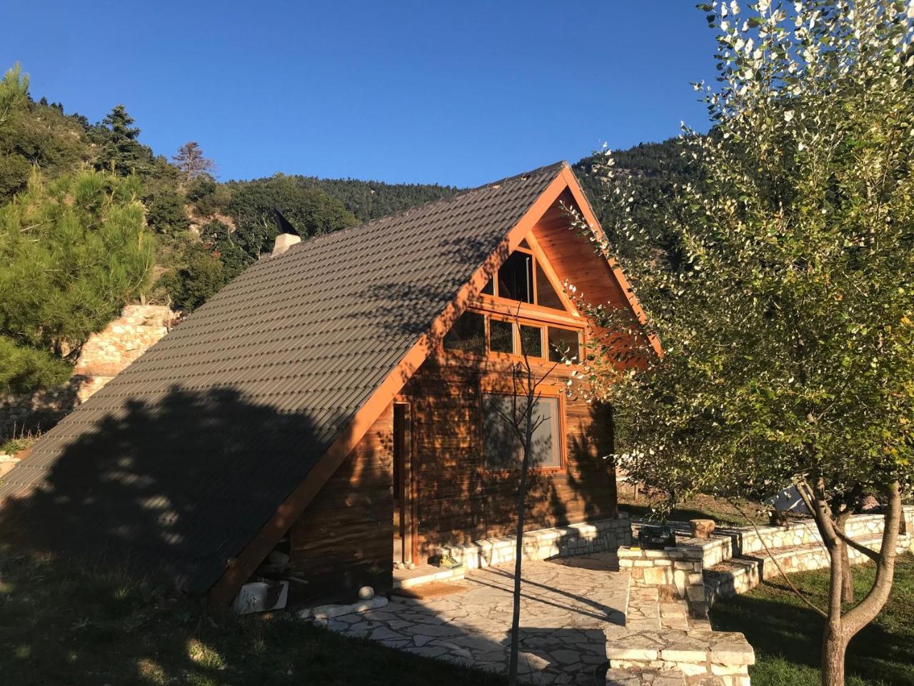 Chalet In The Forest Kalavryta Bagian luar foto